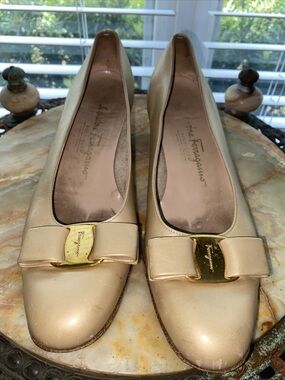 Salvatore Ferragamo Women's Ivory Vara Bow Leather Flats size 4